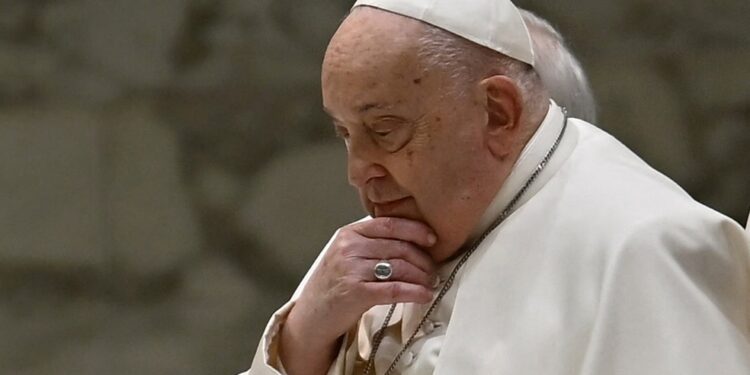 Papa teve ‘boa’ noite e repousa no hospital, diz Vaticano