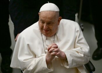 Papa teve crise isolada de broncoespasmo e agravamento repentino do quadro respiratório