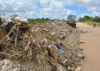 Resíduos descartados irregularmente na estrada da Mantiba são recolhidos