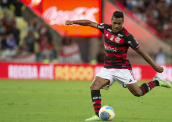 Alex Sandro tem lesão muscular confirmada e desfalcará o Flamengo contra Botafogo e Vasco