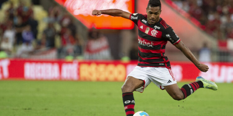 Alex Sandro tem lesão muscular confirmada e desfalcará o Flamengo contra Botafogo e Vasco