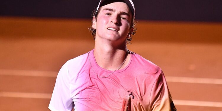 João Fonseca admite nervosismo e medo em derrota no Rio Open: “Não fui eu dentro de quadra”