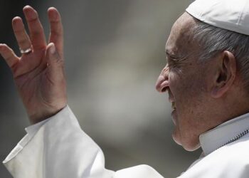 Vaticano diz que Papa Francisco tem estado de saúde crítico, mas estável
