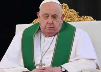 Papa Francisco tem noite tranquila e já se levantou, diz Vaticano