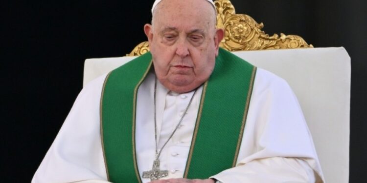 Papa Francisco tem noite tranquila e já se levantou, diz Vaticano