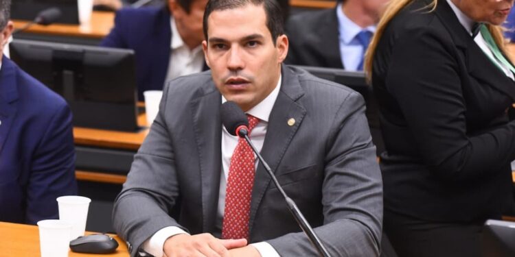Na Antena 1, deputado Gabriel Nunes detalha o futuro das BRs 116 e 324 após saída da Via Bahia