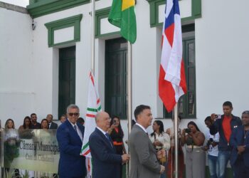 Bandeiras hasteadas e execução de hinos na abertura da nova legislatura em Feira