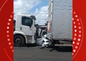 Carro fica destruído após ser prensado por duas carretas em rodovia na BA; motorista sofreu ferimentos