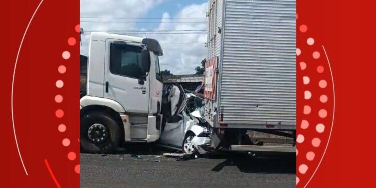 Carro fica destruído após ser prensado por duas carretas em rodovia na BA; motorista sofreu ferimentos