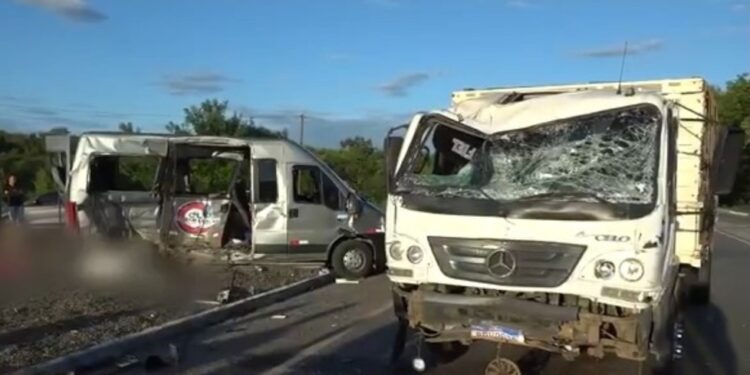 Seis pessoas morrem após colisão entre van e caminhão em rodovia no norte da Bahia