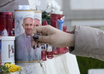 Papa Francisco segue em estado crítico, mas teve noite tranquila, diz Vaticano; pontífice come e anda pelo quarto, segundo agências