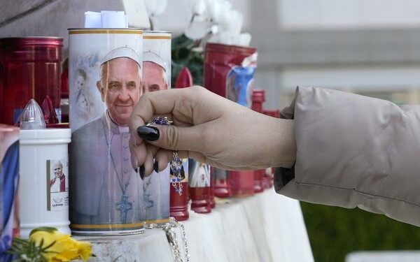 Papa Francisco segue em estado crítico, mas teve noite tranquila, diz Vaticano; pontífice come e anda pelo quarto, segundo agências