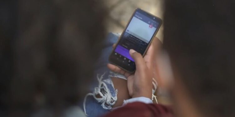 Governo da Bahia divulga ações para implementação da ‘Lei do Celular’ nas escolas estaduais; pais deverão receber comunicado