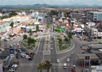 Ataque a tiros dentro de condomínio deixa quatro vítimas em Feira de Santana; idosa e criança estão entre baleados