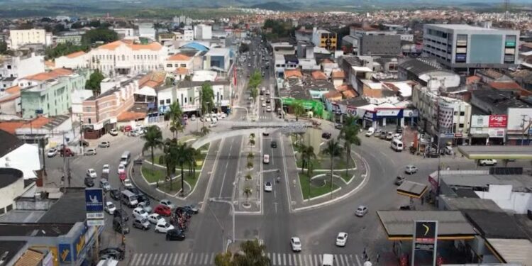 Ataque a tiros dentro de condomínio deixa quatro vítimas em Feira de Santana; idosa e criança estão entre baleados