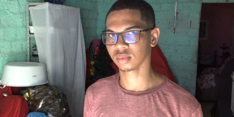 Filho de catadora de latinha é aprovado em universidade na Espanha e se prepara para intercâmbio