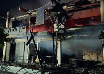 Duas pessoas e dois cachorros morrem carbonizados em incêndio em casa de luxo na Bahia