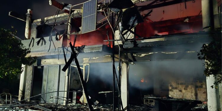 Duas pessoas e dois cachorros morrem carbonizados em incêndio em casa de luxo na Bahia