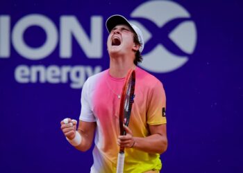 Com virada espetacular, João Fonseca bate Navone e avança às semis em Buenos Aires