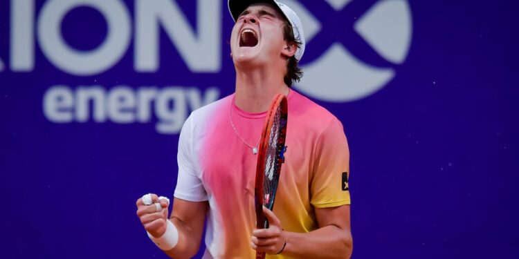 Com virada espetacular, João Fonseca bate Navone e avança às semis em Buenos Aires