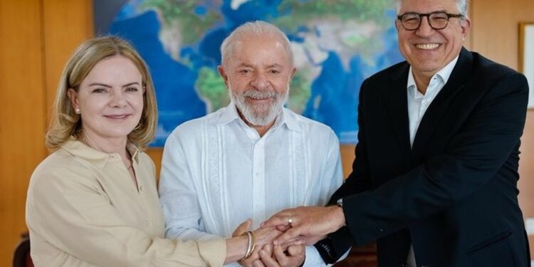 Lula define Gleisi Hoffmann como substituta de Padilha na articulação política; posse será dia 10 de março