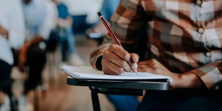 Como funciona o programa Pé-de-Meia e como sacar o primeiro pagamento