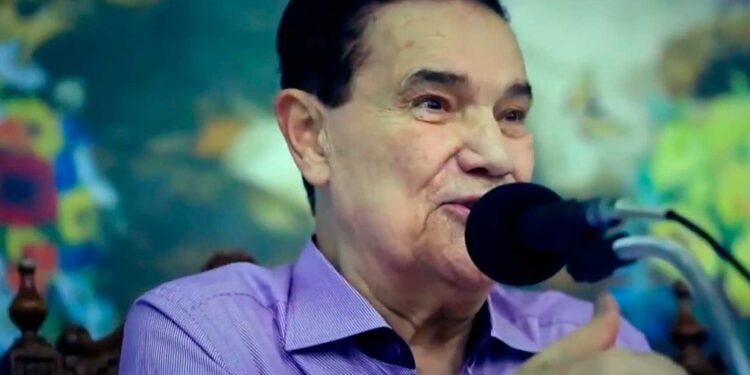 Divaldo Franco recebe alta hospitalar após segunda internação por infecção urinária