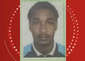Jovem é morto a tiros na frente de escola no centro de cidade do interior da Bahia