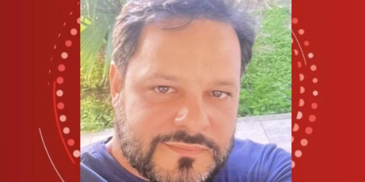 Delegado de cidade turística na Bahia morre após batida entre carro e caminhão; esposa da vítima ficou ferida