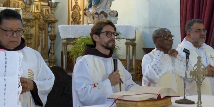 Missa de sétimo dia homenageia turista que morreu em desabamento na ‘igreja de ouro’ em Salvador