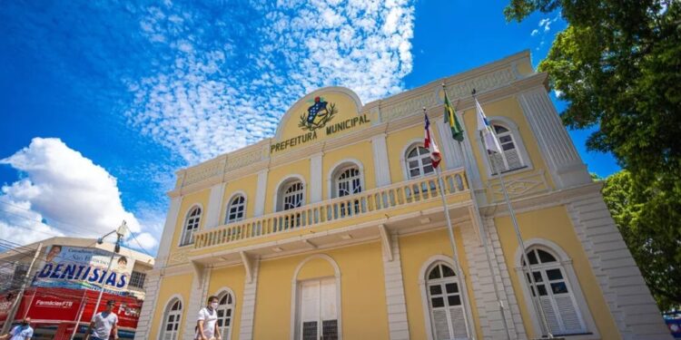 Ex-diretor de escola é condenado a mais de 10 anos de prisão na Bahia por desvio de dinheiro e falsificação de documento público