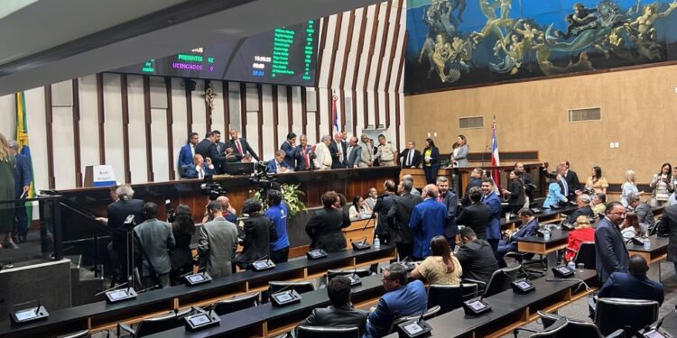 Adolfo Menezes é eleito presidente da Alba pela terceira vez; conheça nova mesa diretora