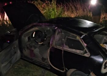 Duas pessoas morrem após carro sair da pista e capotar em rodovia na Bahia
