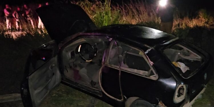 Duas pessoas morrem após carro sair da pista e capotar em rodovia na Bahia