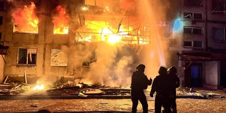 Ataques russos com mísseis e drones deixam 14 mortos e 37 feridos na Ucrânia