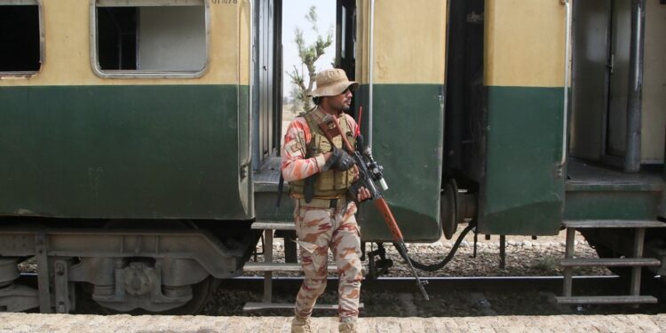 Acaba sequestro em trem no Paquistão: Exército diz que 33 separatistas e 21 reféns morreram