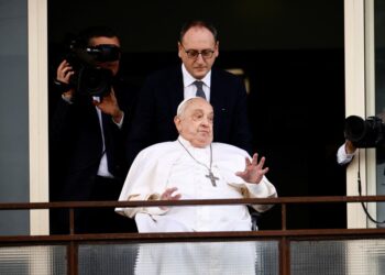 Papa Francisco acena para fiéis e deixa o hospital após quase 40 dias internado