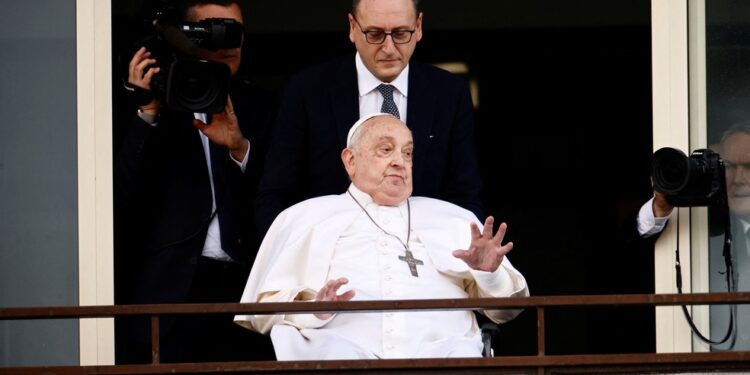 Papa Francisco acena para fiéis e deixa o hospital após quase 40 dias internado