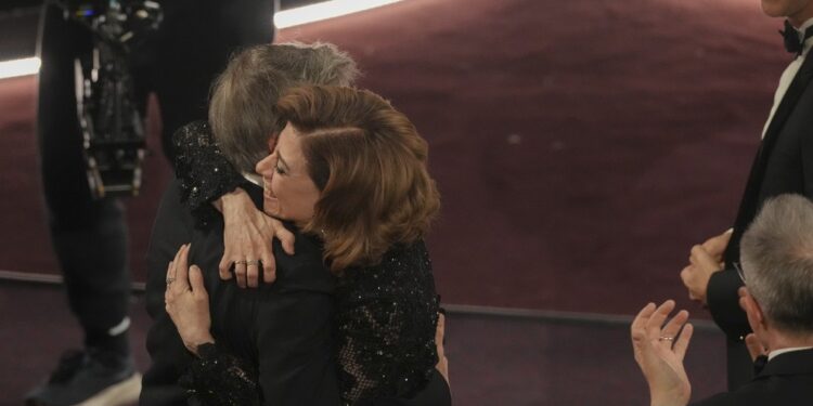 ‘Nós vamos sorrir’, comemora Fernanda Torres após conquista de ‘Ainda estou aqui’ no Oscar