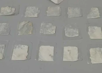 Menina de 4 anos leva cocaína do pai à escola e dá para colegas achando ser bala de coco