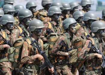 Governo Lula reajusta salários de militares; veja a tabela