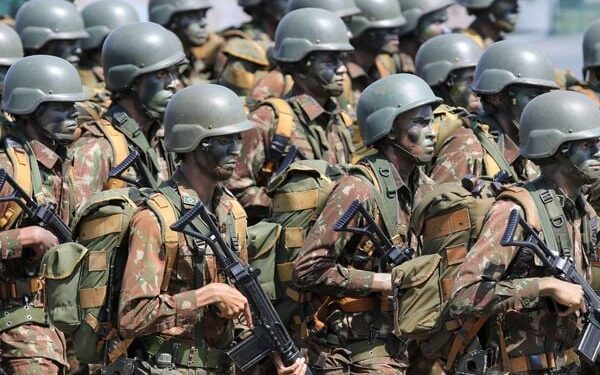 Governo Lula reajusta salários de militares; veja a tabela