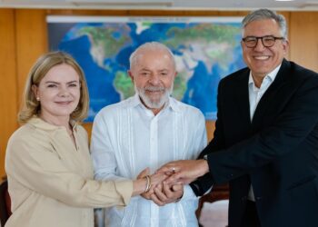 Lula dá posse a Gleisi na articulação política e a Padilha na Saúde