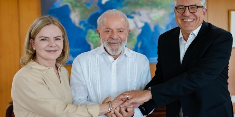 Lula dá posse a Gleisi na articulação política e a Padilha na Saúde