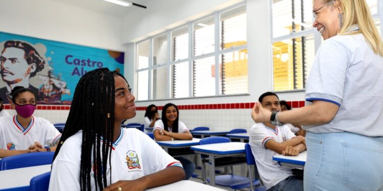 Reajuste salarial para profissionais da Educação Básica da Bahia é sancionado