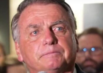 Jair Bolsonaro chora ao falar sobre decisão de Eduardo Bolsonaro permanecer nos EUA