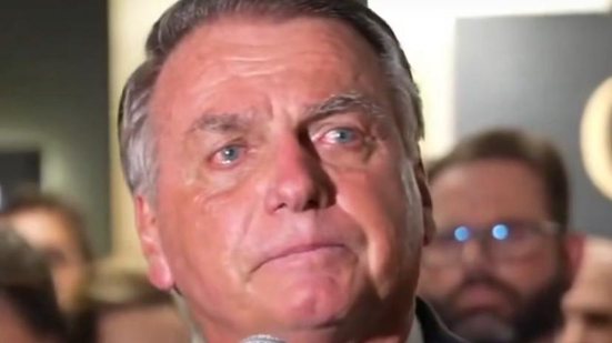 Jair Bolsonaro chora ao falar sobre decisão de Eduardo Bolsonaro permanecer nos EUA