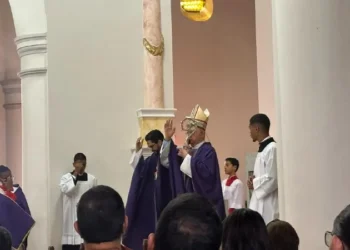 Fiéis acompanham a missa de Quarta-feira de Cinzas na Catedral de Sant’Ana