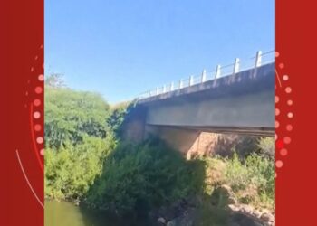 Três irmãos morrem após carro cair de ponte no sudoeste da Bahia; motorista ficou em estado grave