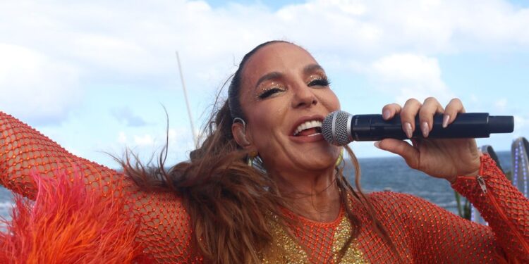 Ivete Sangalo vence o troféu Bahia Folia com o hit ‘O Verão Bateu em Minha Porta’